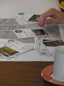Nutzung der Infokarten zu unterschiedlichen Elementen von Stadtgrün und Wasser in einem partizipativen Planungsworkshop. (Foto: Martina Winker, ISOE, 2018)