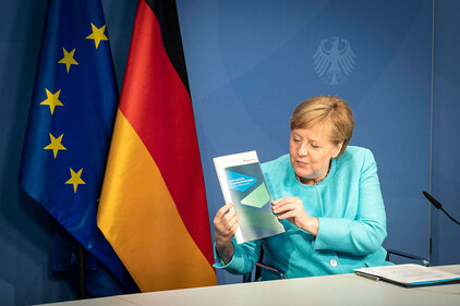 Übergabe des ZKL Berichtes an die Kanzlerin. (Foto: Bundesregierung / Guido Bergmann)