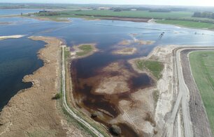 Luftaufnahme des Polders Drammendorf nach der Renaturierung am 17.4.2020. (Foto: Maiko Becker, UmweltPlan)