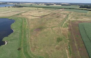Luftaufnahme des Polders Drammendorf vor der Renaturierung am 11.7.2019. (Foto: Maiko Becker, UmweltPlan)