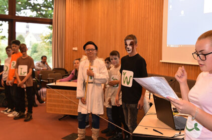 Schüler*innen präsentieren Lösungsansätze für ein konfliktärmeres Miteinander. (Foto: Madalina Diaconu)