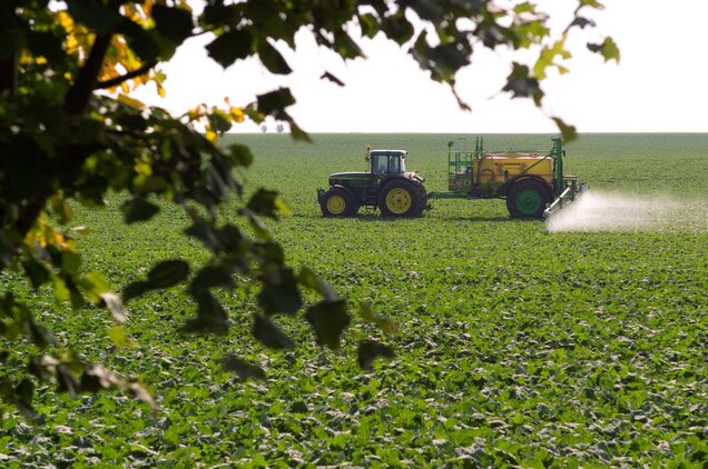 Großflächige Ausbringung von Pestiziden. (Foto: Andre Künzelmann (UFZ))