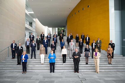 Die frisch eingesetzte Zukunftskommission. (Foto: Bundesregierung / Sandra Steins)
