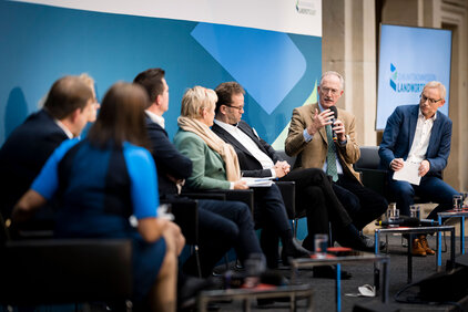 Diskussion des Berichtes in Berlin. (Foto: photothek/Felix Zahn)