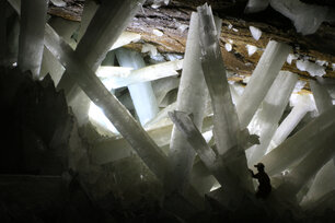 Abb. 02: MUWI__NHS_Mineralien_01: Gips-Kristalle in den Höhlen der Mine von Naica. Foto: Alexander Van Driessche, CC-BY-3.0