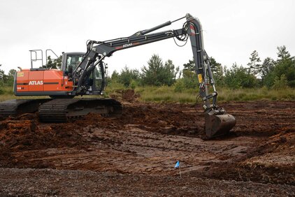 Baggerarbeiten zur Anlage der Versuchsflächen im Moor. (Foto: Lotta Zoch)